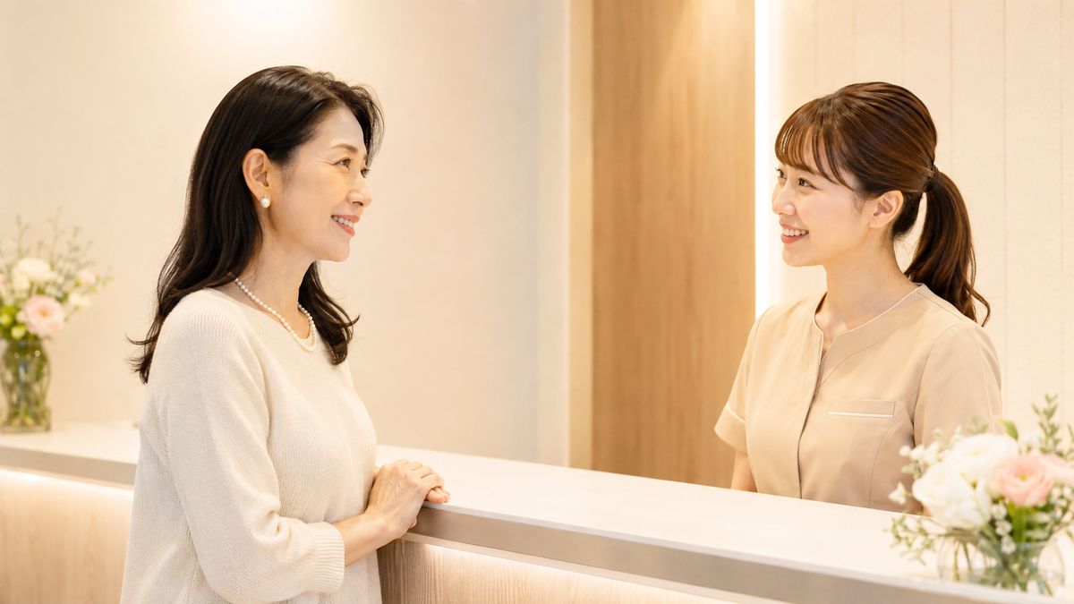 受付カウンターでスタッフと話す女性