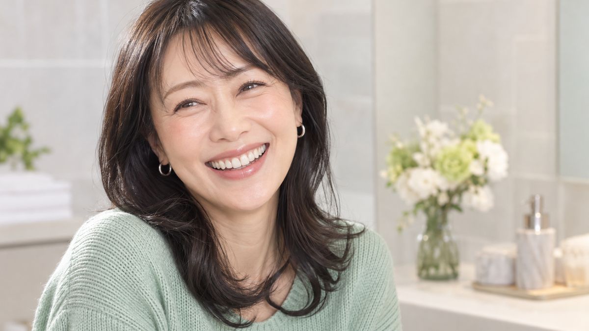 目を細めて自然に笑う女性の顔