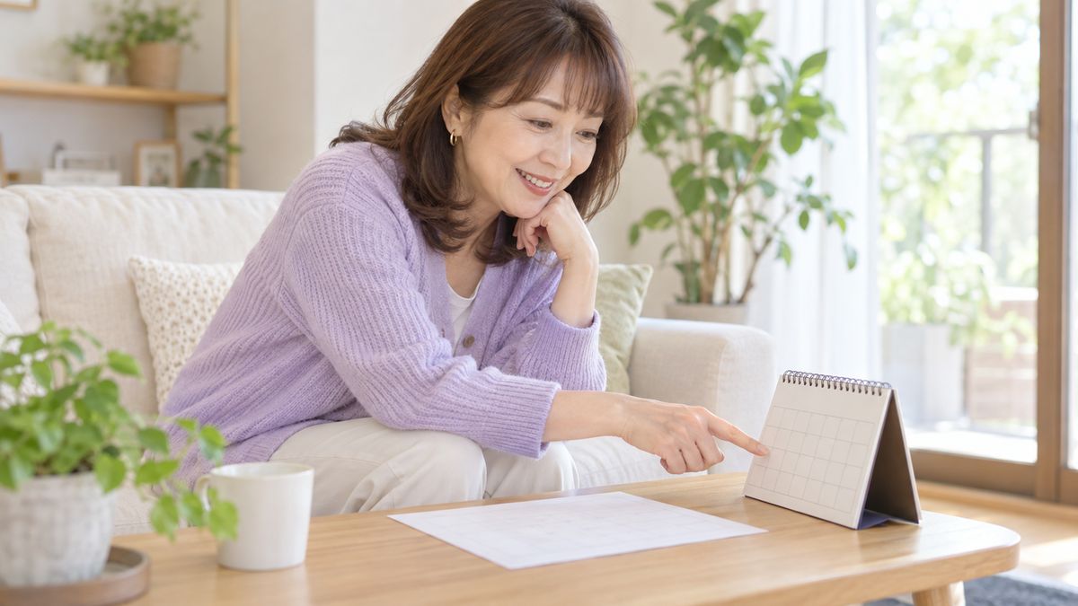 リビングで見積書と卓上カレンダーを確かめる女性